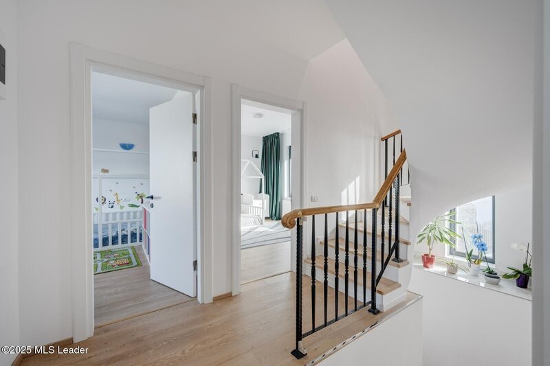 Otopeni casa P+1E+M de vanzare, moderna, spatioasa, cu acces privat.