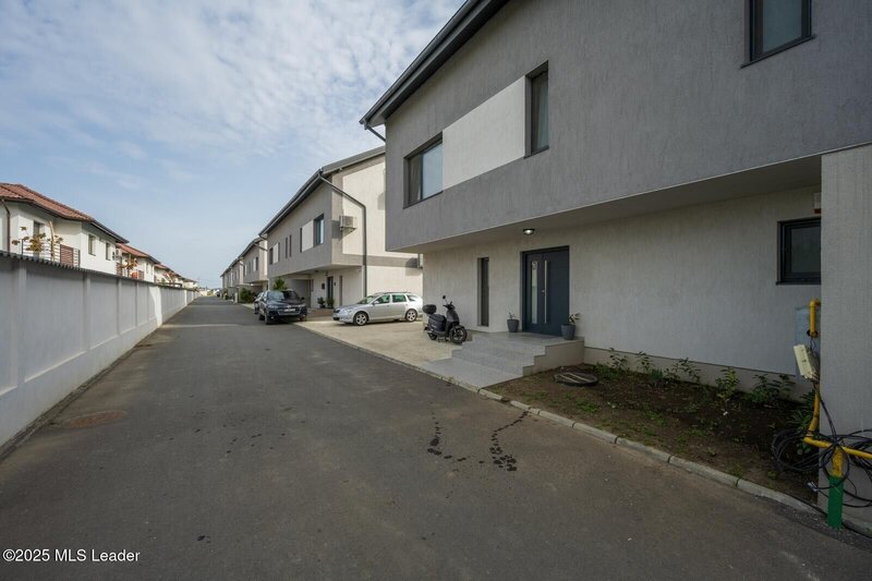 Otopeni casa P+1E+M de vanzare, moderna, spatioasa, cu acces privat.